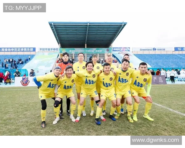 足球明星遭遇疯狂粉丝撞击现场惊险瞬间引发热议