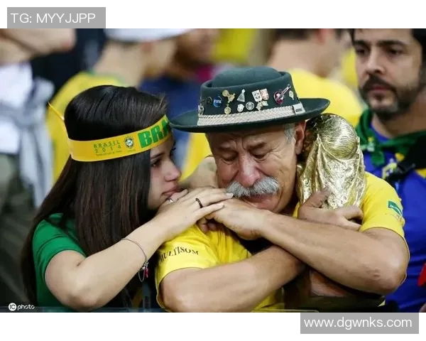 世界杯足球明星情侣的浪漫故事与赛场背后的情感羁绊揭秘